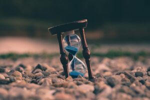 لماذا نحن أسوأ في تقدير الوقت مما نظن؟