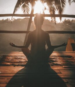 الصمت الذي لا نتحمله: لماذا نملأ كل لحظة هدوء بالضجيج؟